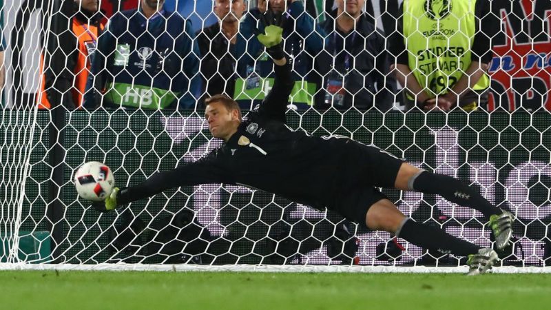 Thủ môn Manuel Neuer với pha bóng ấn tượng